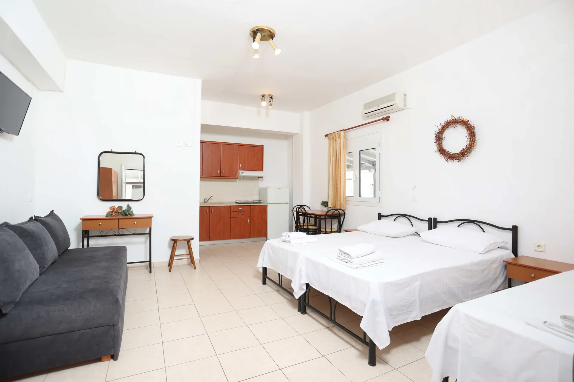 Tiara Holidays - Gregory Apartments - Family Studio